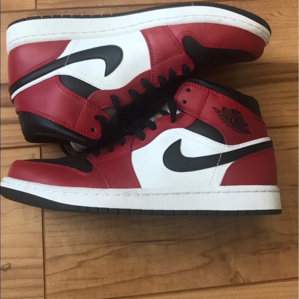 Air Jordan mids Chicago black toe